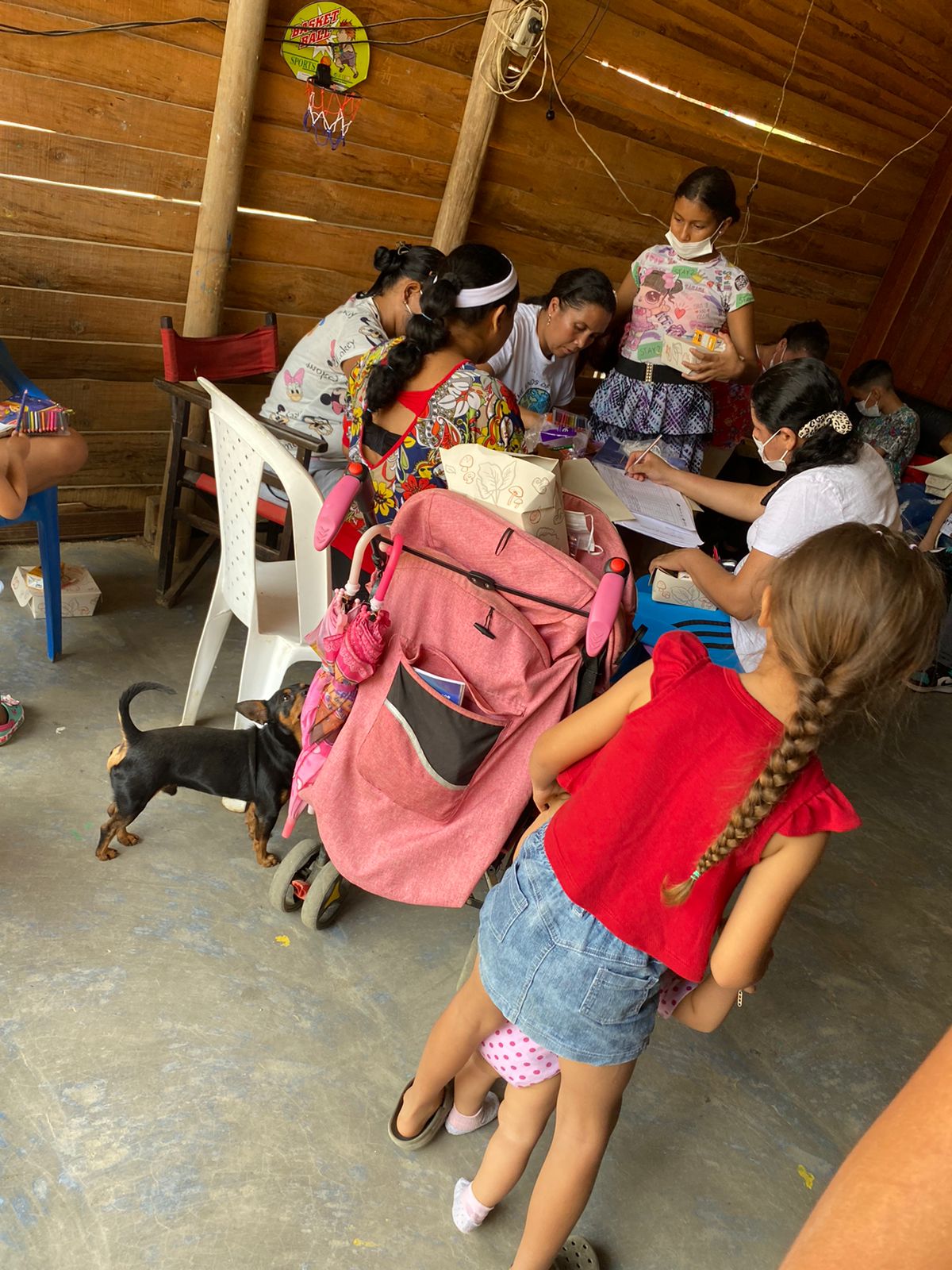 Identidad y pobreza en las  familias  de jovenes  migrantes  venezolanos en Colombia.jpg