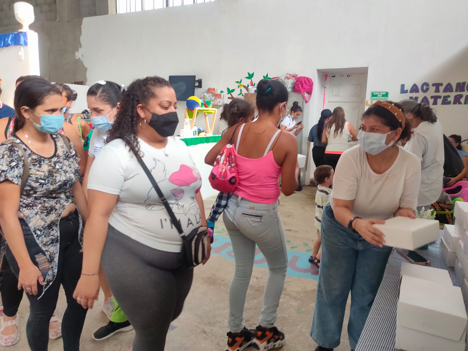 Jovenes madres  venezolanas rescantando su identidad en la parada NS.jpg